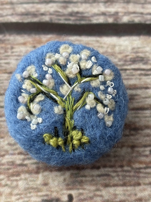 Hand stitched round brooch (blue)