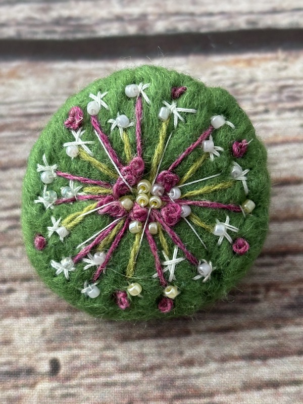 Hand stitched round brooch (green)