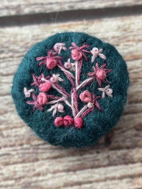hand stitched round brooch (teal)